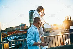 晒黑的年轻白种人夫妇，现代爱情在电影颗粒效应