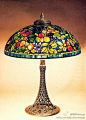 Tiffany Lamps － 分享给和我一样看到Tiffany Lamp的花玻璃就走不动的人。设计风格属于1890-1910的Art Nouveau（新艺术）。指以大自然的花草树木为主题，同时运用流动的线条。真正出产于那个年代的Tiffany市场上为数极少，民间仿的惟妙惟肖的还算普遍，价格也比较容易让人接受。爱呀～