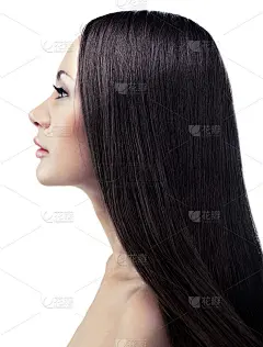 一个年轻的黑发女子的孤立肖像
