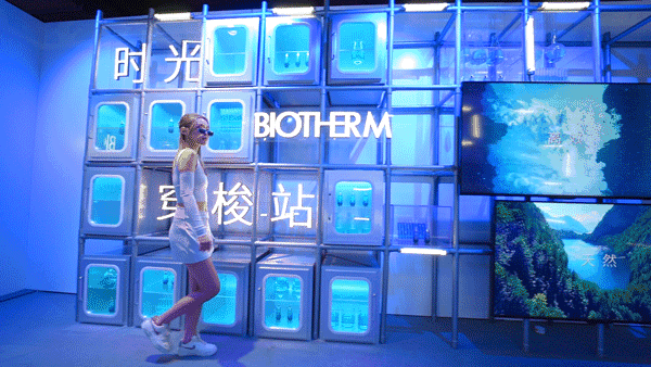 在入口处的“列车”打卡墙前，拍一张时髦大...