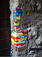 德国艺术家Jan Voorman花了三年的时间在世界各地用乐高玩具”修补”缺损的墙体。是行为艺术，也是装置作品