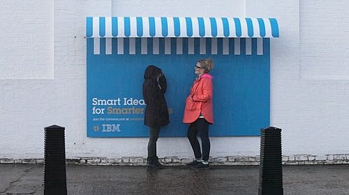 利已利人：IBM的街道家具广告牌



...