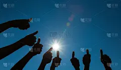 大量人群,翘起大拇指,天空,留白,顾客,想法,彩色图片,万里无云,拍摄场景,快乐