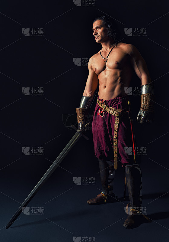 半裸武士穿着中世纪的衣服拿着一把剑