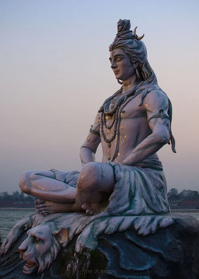 印度Rishikesh，恒河边的湿婆像，因为洪水被冲走三次，三次重塑，最后一张是神像在洪水中的最后一瞥，现在新立的神像被放在了Parmarth ...