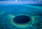在伯利兹海面上有很多蓝洞，但是邻近灯塔礁(Lighthouse Reef)的大蓝洞是最著名的一个，也是最适合潜水的地方。大蓝洞直径约1000英尺(304米)，深约400英尺(122米)，在伯利兹以东50英里(90km)处。