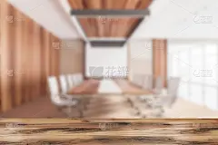 木质办公桌，模糊的会议室内部，投影屏幕，模型