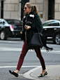 Olivia Palermo in New York.果然时装周结束后的OP又回到她的舒适平底鞋路线，皮草外套穿不好非常容易带有暴发气质，搭配率性的侧边带几何线条的裤装很好的平衡了这一点。墨绿和酒红色在秋冬搭配在一起非常好看，这身不喜欢的是流苏包包，搭配皮草外套特别显累赘，真想去把流苏都拔掉。