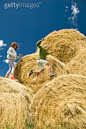 概念,主题,休闲活动,构图,图像_200442955-001_Siblings (7-11) playing on hay bales, low angle view_创意图片_Getty Images China