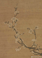 #陈老莲#【 明 陈洪绶 《梅花山鸟图》 】立轴，绢本设色，124.3×49.6cm，台北故宫博物院藏。 画中巨大的太湖石後，有一棵树干盘曲的老梅，枝桠上满布著含苞待放和盛开的梅花。一只山鸟伫立枝上，侧头而望。
       这只山鸟的鸟喙平伸，表情极富趣味性。陈洪绶以古籀法写梅干，笔力雄健。花以钩勒填彩 ​​​​...展开全文c