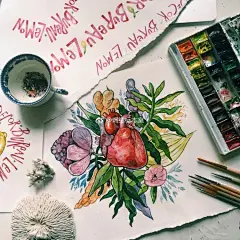 来自俄罗斯的Lisa Smirnova热衷插画艺术与刺绣创作，她用粗毛线绣出绘画中的笔触感，刺绣作品的质感与明亮的色彩都像油彩画一样。我最喜欢她的系列作品“Artist At Home”，用刺绣表现出了艺术家工作服上沾染到的颜料污渍，想法和成品效果极具特色！
#如果以后衣服沾染到了颜料的话说不定可以顺着污渍 ​​​​...展开全文c