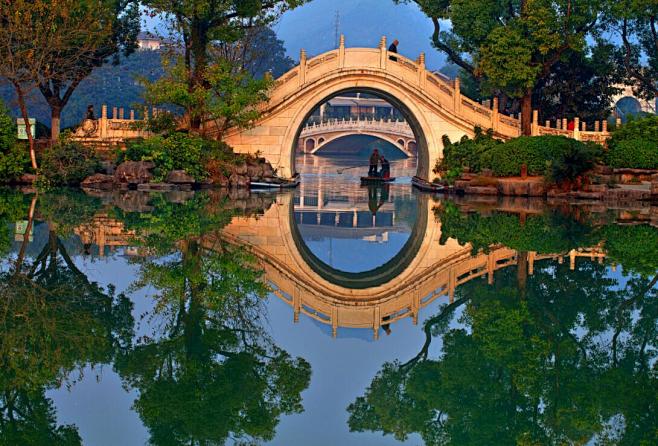 桂林榕湖古榕双桥