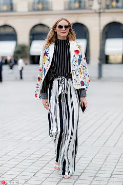 外套+阔腿裤 : 每一季，阔腿裤都有着迅速占领你衣橱的能耐，它可能是所有裤型中你穿起来最有自信的那一条，而且很容易搭配好看。既然你知道它的好处，那和你一样喜欢穿阔腿裤的人自然不在少数，把人手一条的阔腿裤搭配的更时髦，...