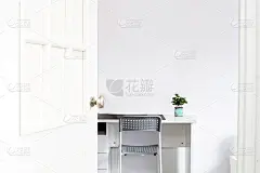 斯堪的纳维亚风格的现代室内，一个学习的地方。桌子上放着一棵绿色植物