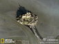这是法国圣米歇尔山(Mont-Saint-Michel)的俯瞰照片，由昴星团卫星从太空中拍摄，时间是5月3日。直到19世纪末，这个小岛屿和大陆之间都没有桥梁相连接，因此这里只有在低潮位时人们才能上去。照片上显示了潮水退去后的大片泥滩，期间还交错分布着几条沟汊。http://t.cn/zWSPERH(550×413)