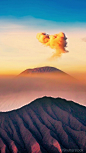 马来西亚吉笼坡45岁男子skok、近距离拍摄了婆罗摩火山喷发的场景，滚滚火山灰喷涌而出遮天蔽日，周围的风景在火山灰的遮盖下宛若披上了神秘的面纱，若影若幻犹如仙境。——婆罗摩火山#印尼