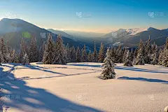 神奇的日出在雪后的冬山