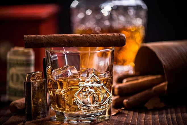 苏格兰威士忌或白兰地和雪茄玻璃通过对photodunemerc67苏格兰威士忌