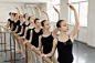 年轻的学生在芭蕾舞学校的编舞班表演芭蕾舞