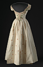 #服装# 礼服裙，1958，美国著名设计师Ann Lowe作品，她极擅长美式田园风的服装，像这件带有柔和可爱的小花刺绣的白裙子就非常典型~杰奎琳嫁给肯尼迪时穿的婚纱也出自这位女士之手~