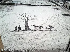 俄罗斯网友说他们学校的校工铲雪的时候有点无聊，于是多花了点时间。。。