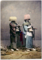 Komuso“篮子”僧侣 - 在江户时代，一个Komusō（虚无僧）是一名日本僧侣。 Komusō的特点是戴在头上的草篮（Tengai），表现出没有特定的自我。 他们也因在尺八长笛上演奏独奏而闻名。 日本政府在江户时代之后推行了改革，取消了教派：Komusō意为“虚无神父”或“空虚僧侣” - 禅宗