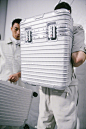 Dior Men S/S 2020｜Dior x Rimowa独家限定合作系列闪亮登场，强强联合打造出一系列大包小包挎包拎包后背包等各种铝制硬箱～ ​​​​