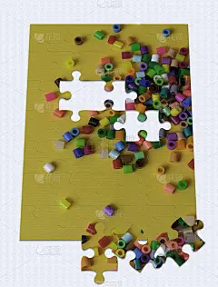 七巧板拼图与彩色的珠子和复制空间。解决问题的概念