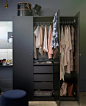 宜家有多款黑色衣柜，比如这款 PAX 帕克思 衣柜（黑褐色板材，安装 TANEM 塔米恩 黑色合叶门和黑褐色内部抽屉）。利用分隔件、篮子和配件，可以轻松打造符合你需求的衣柜。