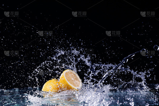 柠檬片在水中黑色背景