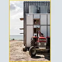 新西兰Coromandel海滩上，仅有四十平米的小木屋。屋主最大化利用了室内空间，为五口之家提供了一个海滩移动住宅。#采集大赛#