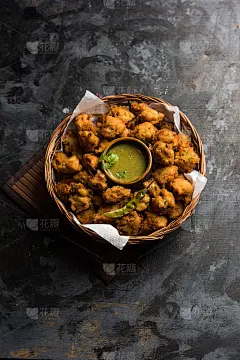 Moong Dal Vada或Pakoda也被称为Moongode与绿酸辣酱。有选择性的重点