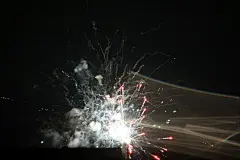 燃烧鞭炮春节除夕新年火花热闹闪耀多姿多彩烟花点燃背景高清璀璨图片爆炸免费喜庆光芒四射素材爆竹818A9352 – 饿狐背景网站-微距高清设计素材免费图片下载海报壁纸摄影背景素材，背景图，背景墙，背景板，背景图片，背景纹理，背景板设计，背景材质，背景大图