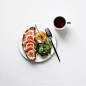 ins：at_bobby
如果觉得拍大片feel的美食照难度系数比较大，那么来自日本的博主 Akina 就是很好的灵感来源，以西式早餐为主，摄影走简约精致路线，有干净的背景、充足的光线、纯色系的餐具，就能拍出很有质感的美食照。