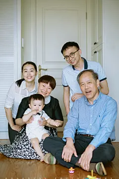 一家人在一起就是很幸运的事
摄影：洪小漩
出镜：豆豆一家
一家人在一起，本就是一件值得感恩的事情。
希望每个人都能够有一个完整的家，不求大富大贵、飞黄腾达，只愿全家人平安喜乐、儿孙能在长辈身边承欢膝下。
最近一直在关注泰国的游船倾覆事件，也看到同城媒体第一时间赶赴普吉，发回的报道似乎都浸满了海水和泪水。
一行行文字、一张张图片，哪怕再客观地记录，哪怕用马赛克模糊尽了遇难家属的脸，依然可以让人心揪着疼。
小时候觉得别离是一件很遥远的事，长大才发现，其实不是那么一回事。