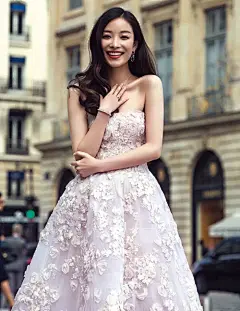 倪妮 卡地亚微电影 SHINEMODA 。#时尚新娘# #唯美婚纱照# #蕾丝控# #我喜欢的婚纱# #明星婚纱# @予心木子