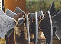近景中世纪斧头、斧头、骑士铁斧、刀锋闪闪发光的风格。老式传统武器的概念，极端的战斗风格的概念。