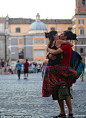 #kissLens#过去三年里，阿根廷摄影师Ignacio Lehmann走过了12个国家，纪录了那些发生在街头的吻。