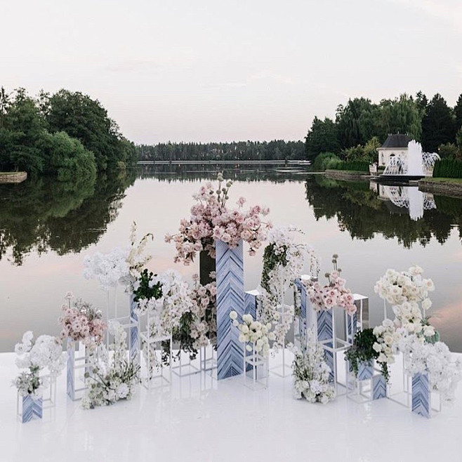 湖边花柱造景