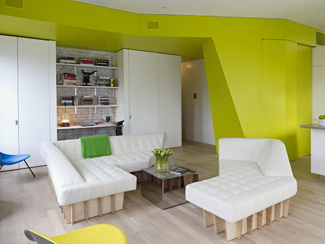 白色沙发与黄色客厅背景墙