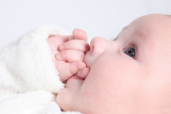 吃手指的可爱婴儿宝宝图片