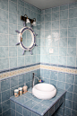 地中海风情的浴室，很优雅，白色的洗脸盆很显眼。