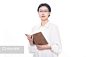 穿着白衬衣带眼镜的年轻女教师形象手持笔记本书本