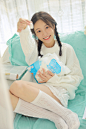 白净美女元气性感美女卧室写真[7/14]_性感美女_美桌网