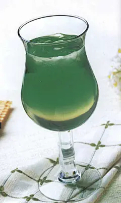 翡翠岛鸡尾酒 【英文名称】: - 【制作材料】: 金酒45毫升、薄荷酒15毫升、柠檬汁15毫升、汽水1罐、冰块半杯 【制作步骤】: 1、将冰块放入杯中，注入半杯汽水，然后将金酒、薄荷酒、柠檬汁注入雪克壶。 2、加入几块冰后摇匀。 3、最后将酒注入杯中浮在汽水上面即可。