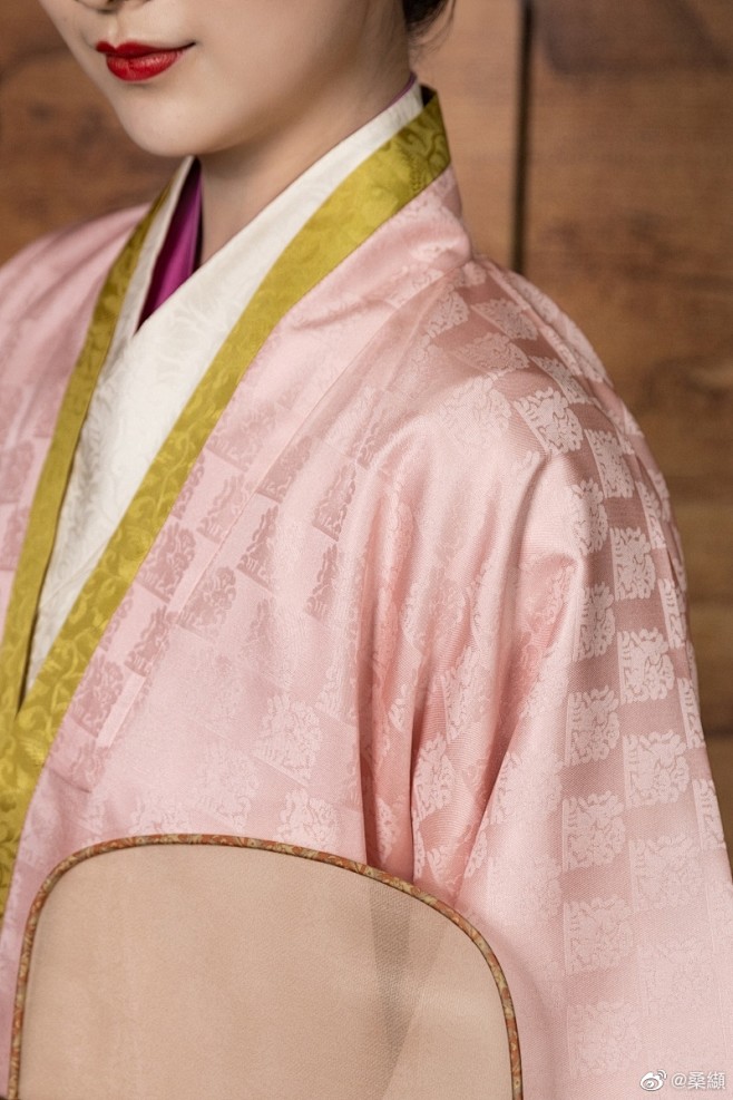 桑缬·【元代】
半袖交领长衫裙 ​​​
...