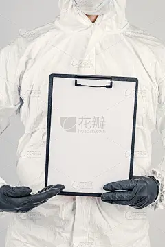 一名身穿制服，戴着面具，举着标语牌的男子。保健和医学的概念