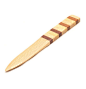 PINNA 品良品 木工创作 相拼木拆信刀。有信件来，老是用剪刀或手撕，显得很没气质。很早就想要有一把拆信刀了，趁这次好好做一把。为了它的比例，特地上买了一把来参照，然后再修改，终于有了满意的线条与比例。像个匕首，但木质的触感让它少了几分杀气。
lienbin.taobao.com@北坤人素材