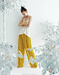 #杂志大片Editorials# ELLE China 5th July "Lemon Tree 柠檬树下"：@王新宇WANGY by @JumboTsui ，蝉鸣枝头，柠檬树下。女孩摇曳着绳头，攀爬在奇幻的仲夏之梦中。清新入夏，沁人心脾！