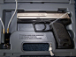 USP是德国HK公司为了争夺美国市场推出的，1993年亮相，图中的是点40SW口径版本。银色的不锈钢套筒配上黑色枪身。这是经典的组合。 